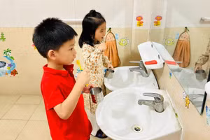 Trường Mầm non Yên Hoà (Hà Nội) hướng dẫn và cho trẻ thực hiện quy trình 6 bước rửa tay bằng xà phòng hằng ngày.