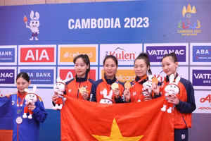 Đội tuyển karate Việt Nam giành Huy chương Vàng SEA Games 32 nội dung đồng đội kumite nữ. Ảnh: ITN.