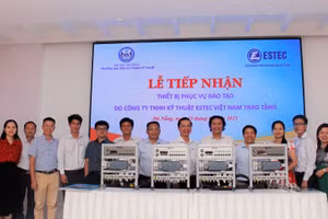 Trường Đại học Sư phạm Kỹ thuật (Đại học Đà Nẵng) tiếp nhận 4 bộ Demo KIT PLC Siemens Simatic S7-1200 do Công ty TNHH Kỹ thuật Công nghệ Điện tự động Biển Đông (ESTEC) trao tặng. 