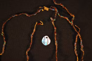 Dây chuyền vỏ chân bọ cánh cứng dài 1m được tìm thấy ở hang Atlatl, Mỹ. Ảnh: Michael Terlep, Atlasobscura.com