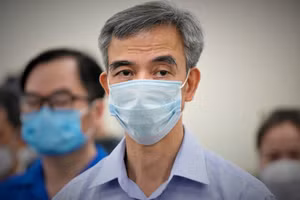 Cựu Giám đốc Bệnh viện Tim Hà Nội Nguyễn Quang Tuấn tại phiên tòa xét xử ngày 18/4. Ảnh: Hoàng Lam