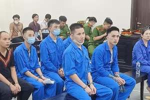 Nhóm đối tượng tại tòa.