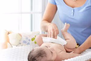 Mẹ cần biết cách vệ sinh 'vùng kín' cho trẻ theo từng độ tuổi. Ảnh minh họa.