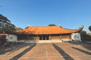 Không gian đình như hội tụ những linh khí của trời, khiến cho bất cứ ai đều mong đặt chân đến không gian thiêng in đậm dấu chân của người anh hùng áo vải. Ảnh: Minh Tư.