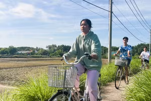 Kim Xuyến và những người bạn trên con đường xuyên ấp đảo Thiềng Liềng. Ảnh: Bùi Vân