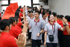 Giáo viên Trường Trung học Dongyang, tỉnh Chiết Giang, cổ vũ tinh thần thí sinh trước kỳ thi gaokao năm 2023.