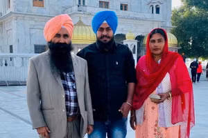 Karanveer Singh (giữa) bị cáo buộc sử dụng tài liệu giả mạo để nhập cư Canada.