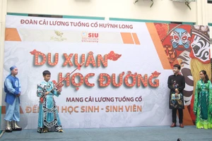 Ngoài xem nghệ sĩ biểu diễn, học sinh Trường THCS Nguyễn Du còn được tham gia trải nghiệm trên sân khấu. Ảnh: NTCC