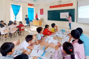 Động viên kịp thời để giáo viên bám trường bám lớp là giải pháp để nâng cao chất lượng giáo dục vùng khó.