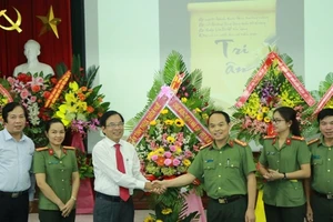 Đại tá Nguyễn Quốc Đoàn- Giám đốc công an tỉnh Thừa Thiên Huế tặng hoa chúc mừng ngành GD-ĐT tỉnh Thừa Thiên Huế 