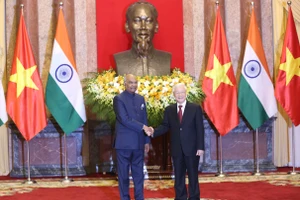 Tổng Bí thư, Chủ tịch nước Nguyễn Phú Trọng và Tổng thống Ấn Độ Ram Nath Kovind trong lễ đón chính thức tại Phủ Chủ tịch