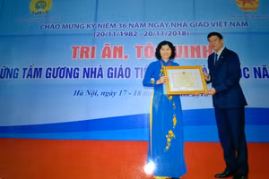 NGƯT Hồ Thị Kiều Trang nhận bằng khen của Bộ GD&ĐT do Chủ tịch Công đoàn GDVN trao tặng.