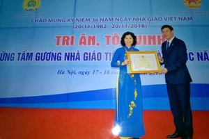 NGƯT Hồ Thị Kiều Trang nhận bằng khen của Bộ GD&ĐT do Chủ tịch Công đoàn GDVN trao tặng.