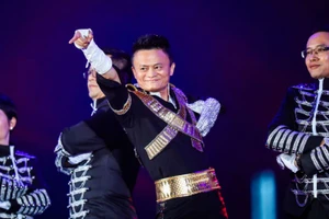 Jack Ma (Mã Vân), Chủ tịch Tập đoàn Alibaba, trong nền nhạc của Michael Jackson tại bữa tiệc thường niên Alibaba vào ngày 18 tháng 9 năm 2017. Ảnh: Getty Images