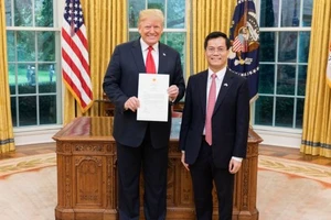 Tổng thống Mỹ Donald Trump tiếp nhận Quốc thư của Chủ tịch nước Trần Đại Quang do Đại sứ Hà Kim Ngọc trình lên