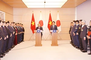 Thủ tướng Nguyễn Xuân Phúc và Thủ tướng Shinzo Abe chủ trì họp báo sau hội đàm