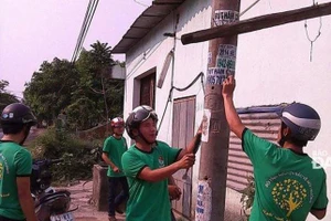 Đội tình nguyện vì môi trường của các xã thường xuyên gỡ bỏ quảng cáo, rao vặt trái phép. Ảnh: baodanang.vn