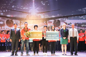 Các SV đạt giải trong cuộc thi Khởi nghiệp Startup Runway 2018 do Trường ĐH Kinh tế - ĐH Đà Nẵng phối hợp với Học viện Cork (Ai – len) tổ chức