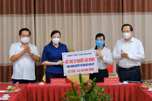 Bộ trưởng Bộ LĐ-TB&XH Đào Ngọc Dung chứng kiến đồng chí Nguyễn Thanh Hải, Bí thư Tỉnh ủy Thái Nguyên trao hỗ trợ người lao động tại Trường Mầm non Quốc tế Hoa Trạng Nguyên