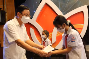 Ông Đặng Xuân Trường, UV Ban Thường vụ Tỉnh ủy, Phó Chủ tịch Thường trực UBND tỉnh Thái Nguyên trao học bổng cho các em học sinh vượt khó học tốt 