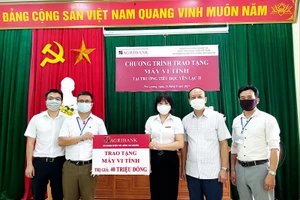 Đại diện Phòng GD&ĐT, Ngân hàng Agribank chi nhánh Phú Lương trao tặng máy tính cho Trường Tiểu học Yên Lạc 2.