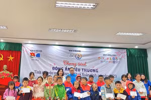 'Đông ấm yêu thương' đến với học sinh xã Chiềng Nơi