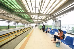 Tại nhiều điểm ga trên tuyến đường sắt Cát Linh- Hà Đông lượng khách không đông như ngày hôm qua.