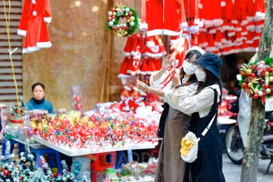 Cho dù còn cách Noel khoảng hơn 20 ngày, nhưng phố Hàng Mã đang là địa diểm được rất nhiều bạn trẻ đến để chụp hình Noel sớm.