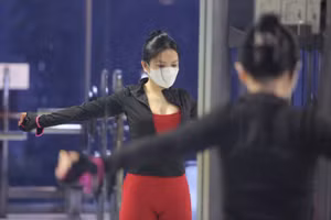 Tình hình dịch vẫn diễn biến phức tạp nên tại các phòng gym người dân đeo khẩu trang, phòng tập phải xếp lịch trước vài ngày để đảm bảo đúng quy định.