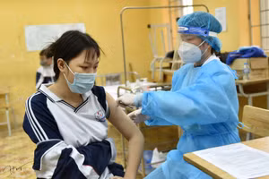 Ngày đầu tiên nhiều trường tại TP Hà Nội tiến hành tiêm vắc xin Covid-19 cho học sinh tại trường học.