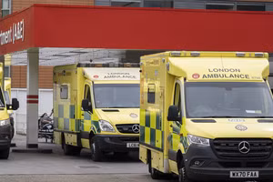  Xe cấp cứu bên ngoài bệnh viện ở London, Vương quốc Anh.
