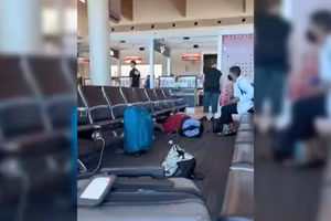 Cảnh sân bay khi vụ nổ súng xảy ra.