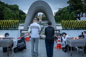 Người dân tưởng niệm nạn nhân bom nguyên tử ở Hiroshima.