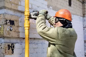 Công nhân xử lý đường ống khí đốt Nga.