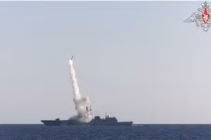 Tên lửa siêu thanh Zircon được phóng thử từ trên biển.