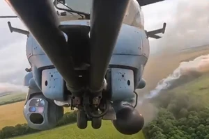 Trực thăng Nga khai hỏa.