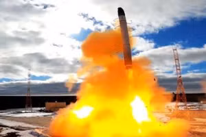 Một tên lửa đạn đạo xuyên lục địa RS-28 Sarmat.