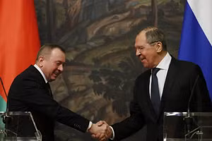 Ngoại trưởng Nga Sergey Lavrov và người đồng cấp Belarus Vladimir Makei (trái).