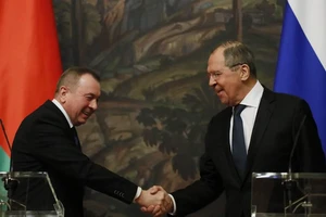 Ngoại trưởng Nga Sergey Lavrov và người đồng cấp Belarus Vladimir Makei (trái).