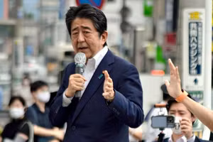 Cựu Thủ tướng Nhật Shinzo Abe trúng đạn khi đang phát biểu vận động tranh cử.