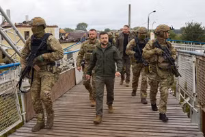 Tổng thống Ukraine Zelensky và các binh sĩ.