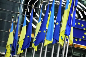 Cờ EU và cờ Ukraine.
