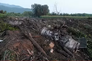 Hiện trường máy bay An-12 rơi xuống.