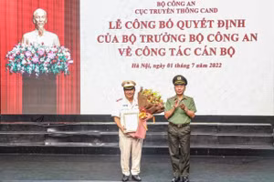 Thứ trưởng Trần Quốc Tỏ trao quyết định và chúc mừng tân Cục trưởng Cục Truyền thông CAND, Thiếu tướng Đỗ Triệu Phong.