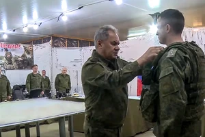 Bộ trưởng Quốc phòng Nga Sergey Shoigu kiểm tra binh sĩ tham gia vào chiến dịch quân sự ở Ukraine