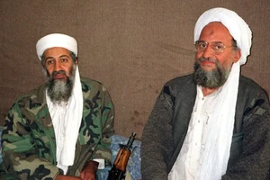 Osama bin Laden (trái) ngồi cùng Ayman al-Zawahri.