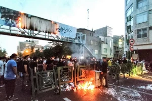 Người biểu tình đốt một thùng rác ở Tehran, Iran.