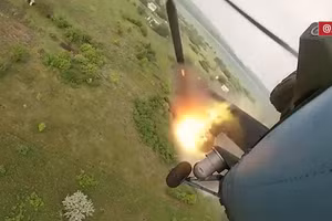 Trực thăng Nga khai hỏa.