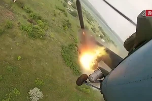 Trực thăng Nga khai hỏa.