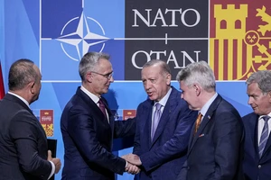 Tổng thống Thổ Nhĩ Kỳ Recep Tayyip Erdogan (giữa) bắt tay Tổng thư ký NATO Jens Stoltenberg tại Madrid, Tây Ban Nha.